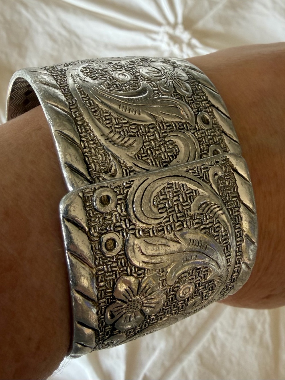 Vintage 80s Silver Tone Floral Paisley Hinged Cuff Bracelet